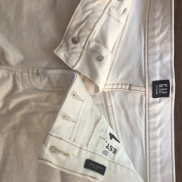 Aesthetic cream gap denim “cheeky short” shorts. - Picture 3 of 5